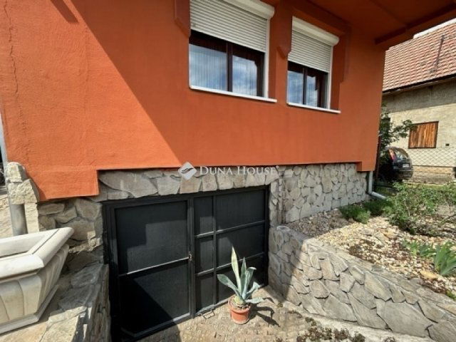 Eladó családi ház, Vecsésen 110 M Ft, 5 szobás