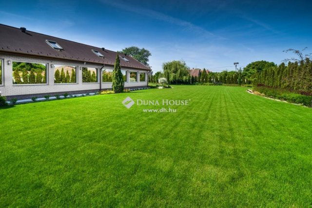 Eladó családi ház, Orosházán 1347.5 M Ft, 10 szobás