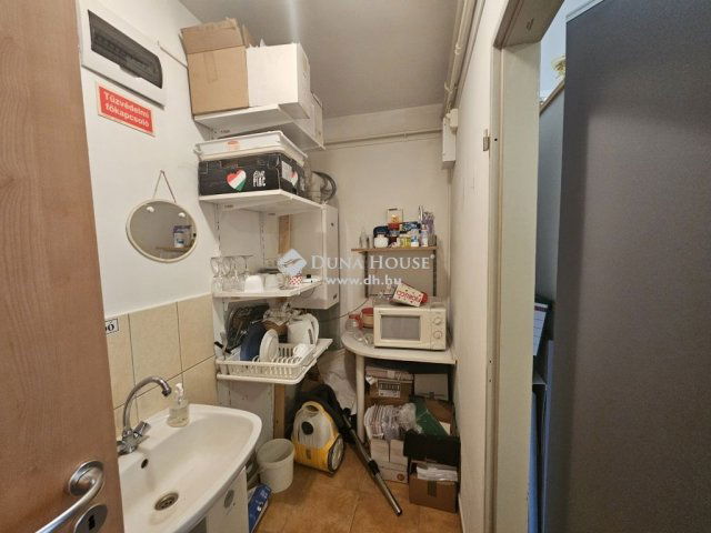 Eladó üzlethelyiség, Pécsett 23 M Ft, 1 szobás