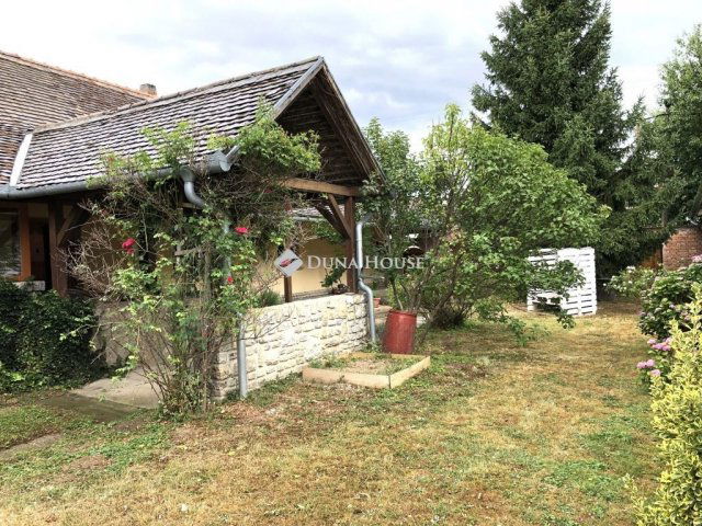 Eladó családi ház, Majson 20.9 M Ft, 3 szobás