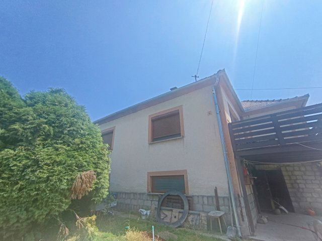 Eladó családi ház, Komlón, Fő utcában 34.9 M Ft, 3 szobás