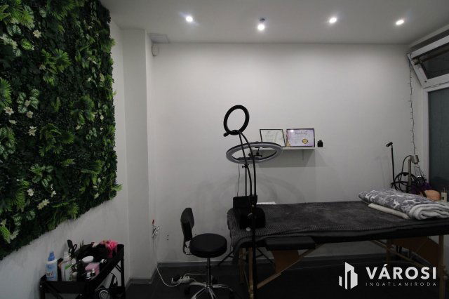 Eladó üzlethelyiség, Békéscsabán 38.9 M Ft