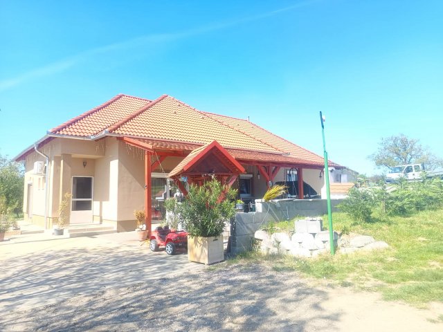 Eladó családi ház, Pécsett 120 M Ft, 4 szobás