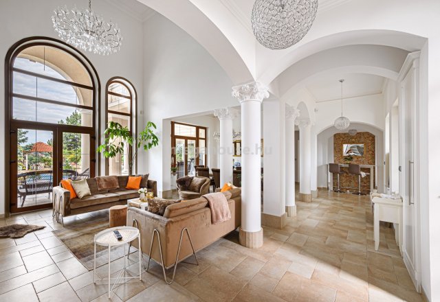 Eladó családi ház, Érden 680 M Ft, 8+3 szobás