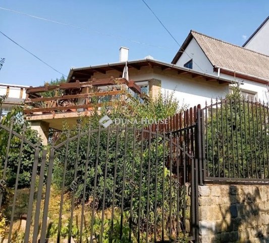 Eladó családi ház, Esztergomban 109 M Ft, 4 szobás