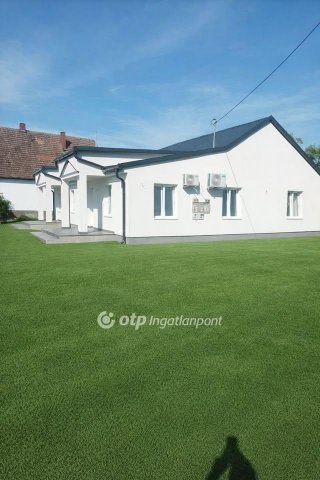 Eladó ikerház, Poroszlón 49.99 M Ft, 4+2 szobás