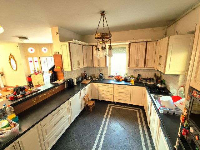 Eladó családi ház, Vecsésen 148.9 M Ft, 5 szobás