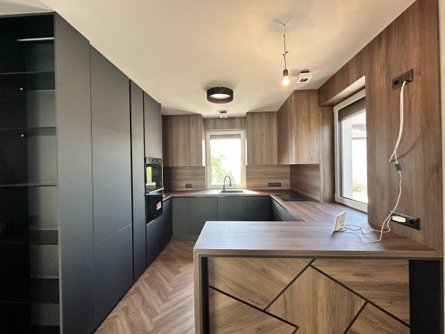 Eladó családi ház, Székesfehérvárott 247.9 M Ft, 6 szobás