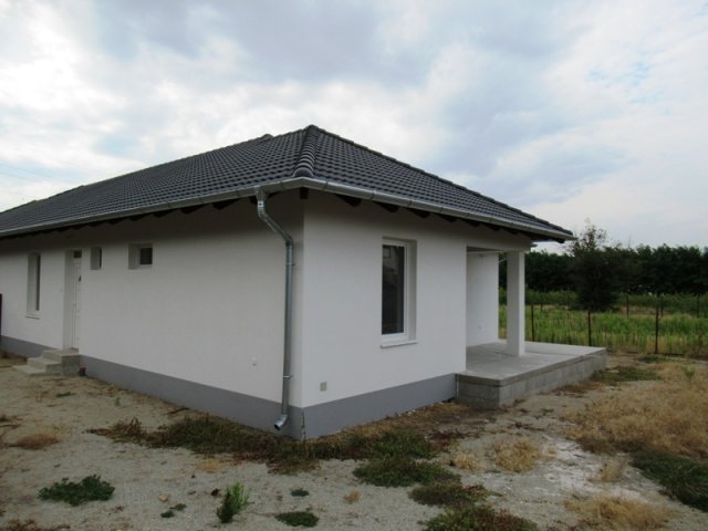 Eladó ikerház, Kakucson 81.9 M Ft, 4 szobás