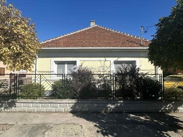 Eladó családi ház, Vecsésen 119 M Ft, 3 szobás