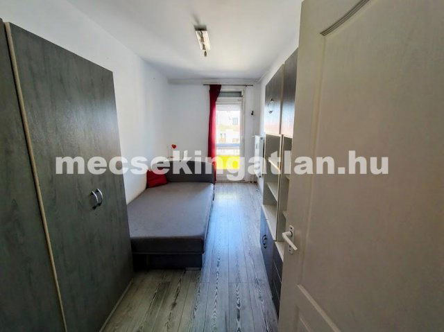 Kiadó téglalakás, albérlet, Pécsett, Rókus utcában, 3 szobás