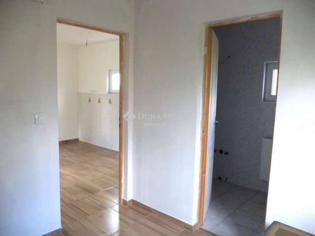 Eladó családi ház, Kápolnásnyéken 59.9 M Ft, 1+1 szobás