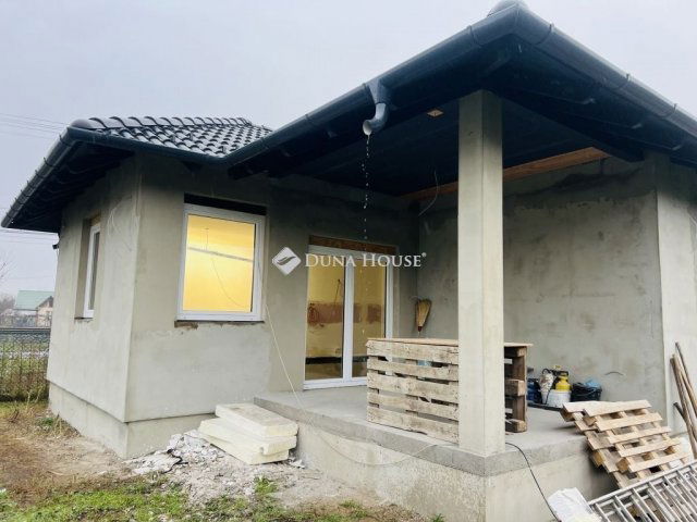 Eladó családi ház, Szigethalmon 99.99 M Ft, 4 szobás