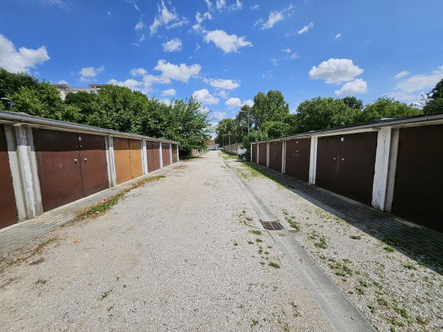 Eladó garázs, Székesfehérvárott 10.9 M Ft