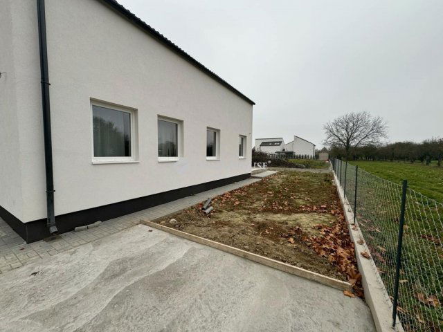 Eladó ikerház, Ráckevén 97.5 M Ft, 5 szobás