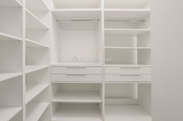 Eladó téglalakás, Pécsett 120 M Ft, 4 szobás