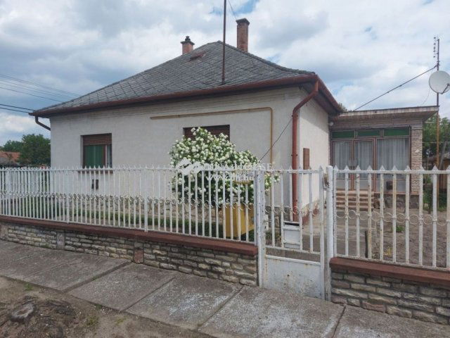 Eladó családi ház, Izsákon 25.9 M Ft, 3 szobás