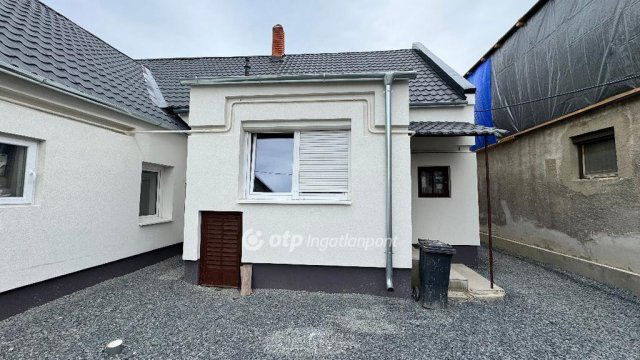 Eladó téglalakás, Pápán 56.9 M Ft, 3 szobás