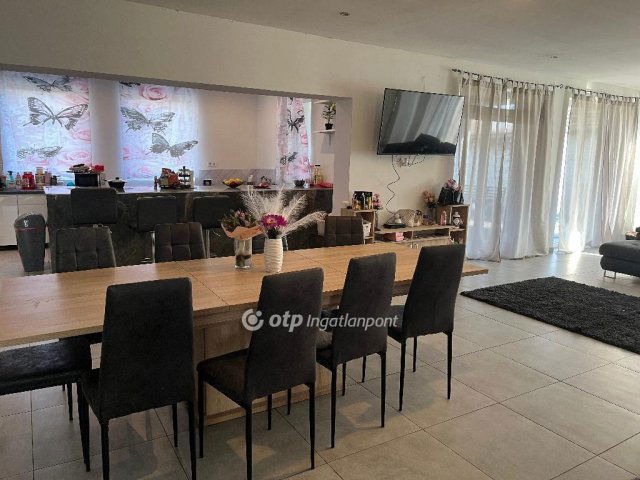 Eladó családi ház, Cegléden 99.9 M Ft, 3 szobás