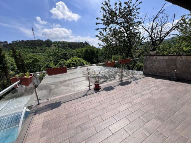 Eladó családi ház, Lábatlanon 116 M Ft, 7 szobás