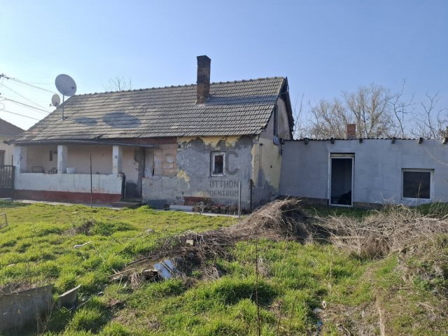 Eladó családi ház, Törtelen 5.9 M Ft, 2 szobás