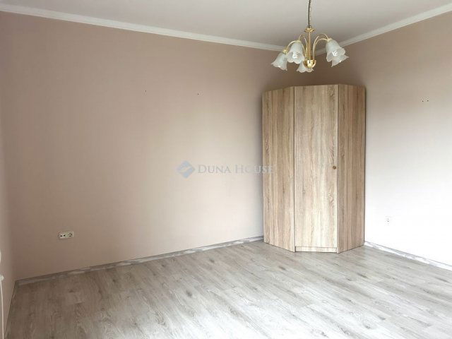 Eladó téglalakás, Komáromban 49 M Ft, 3 szobás