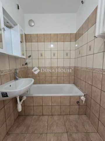 Eladó panellakás, Pécsett 40.9 M Ft, 2 szobás