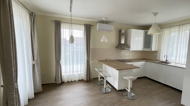 Eladó családi ház, Vámosszabadin 127.9 M Ft, 5 szobás