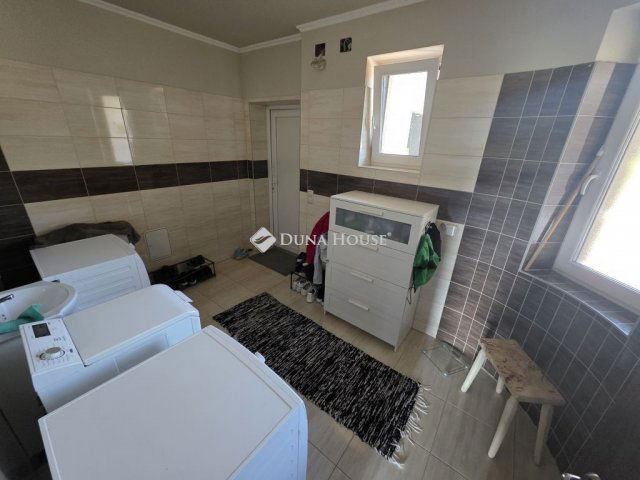 Eladó családi ház, Cegléden 194.9 M Ft, 4 szobás