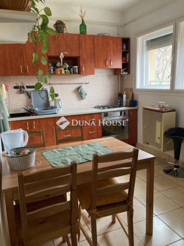 Kiadó téglalakás, albérlet, Pécsett, Bánki Donát úton
