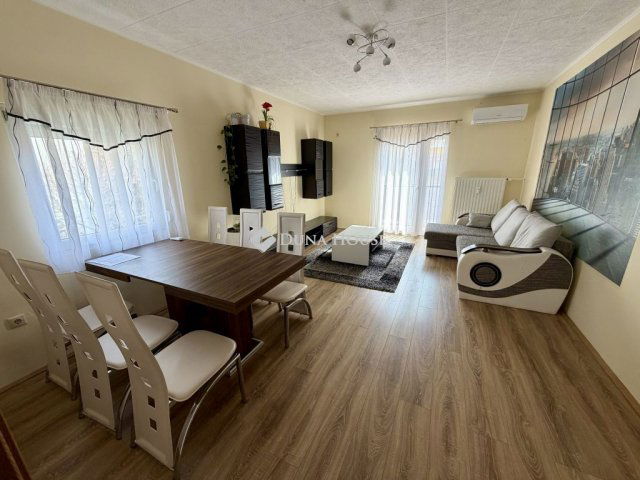 Kiadó panellakás, albérlet, Pécsett 180 E Ft / hó, 2 szobás