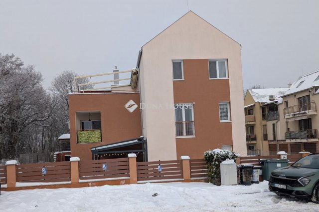 Eladó téglalakás, Veszprémben 89.7 M Ft, 3 szobás