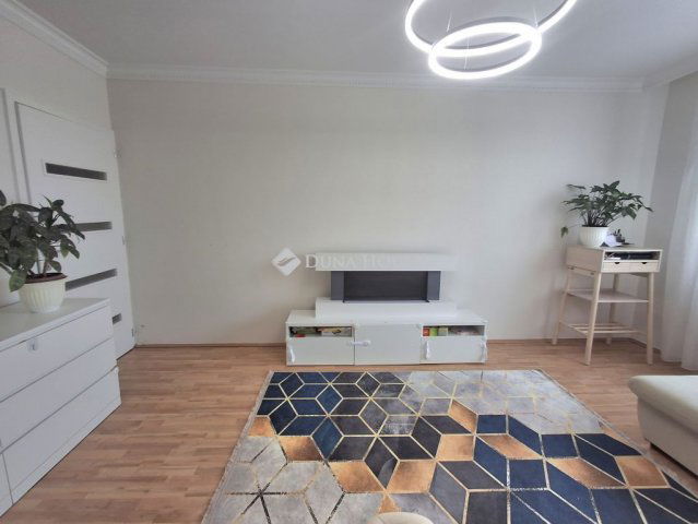 Eladó panellakás, Debrecenben 61.9 M Ft, 3 szobás