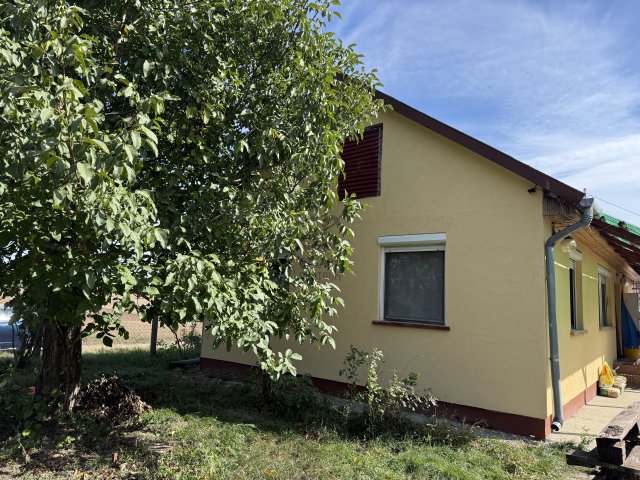 Eladó családi ház, Úrin 49.9 M Ft, 4 szobás