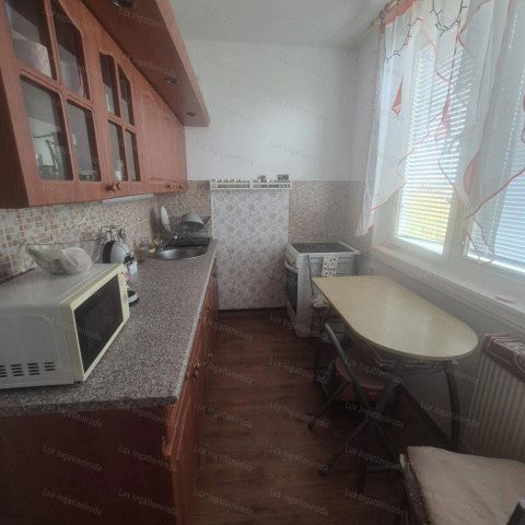 Eladó panellakás, Oroszlányban 32.9 M Ft, 2 szobás