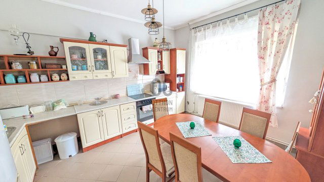 Eladó családi ház, Balatonkenesén 99.8 M Ft, 5 szobás