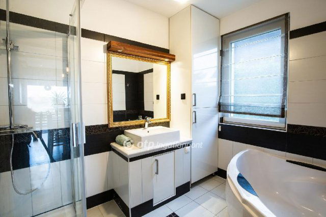 Eladó családi ház, Balatonfűzfőn 180 M Ft, 3+1 szobás