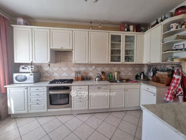 Eladó családi ház, Pápán 89.9 M Ft, 5 szobás