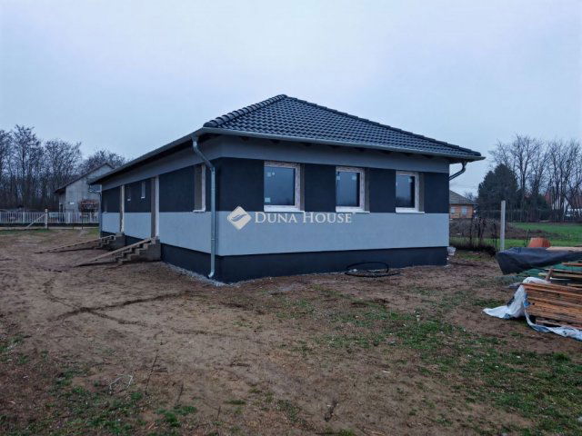 Eladó ikerház, Pilisen 34.5 M Ft, 2 szobás / költözzbe.hu