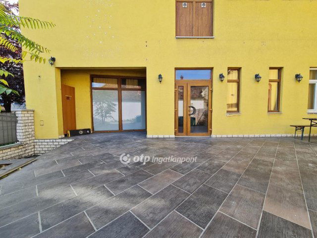 Eladó családi ház, Pápán 249 M Ft, 9+11 szobás