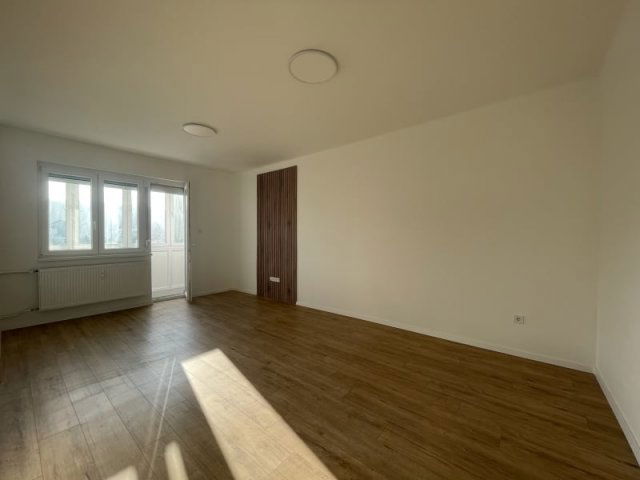 Eladó téglalakás, Komlón 34.6 M Ft, 2 szobás