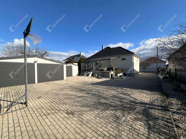 Eladó családi ház, Győrött 92.5 M Ft, 3 szobás