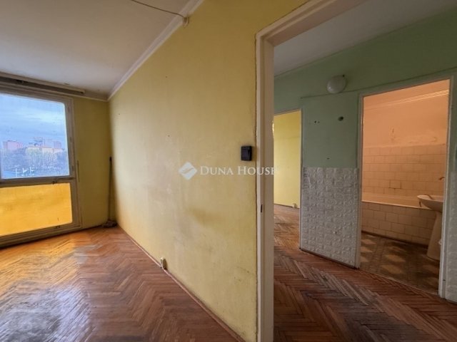 Eladó panellakás, Pécsett 31.9 M Ft, 2 szobás