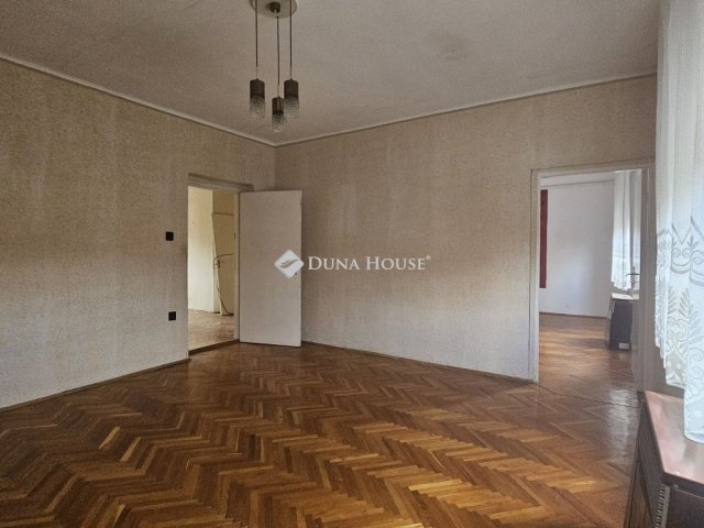 Eladó családi ház, Pécsett 85 M Ft, 7 szobás