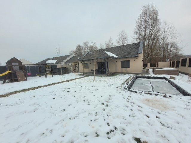 Eladó ikerház, Szadán 184.99 M Ft, 4+1 szobás