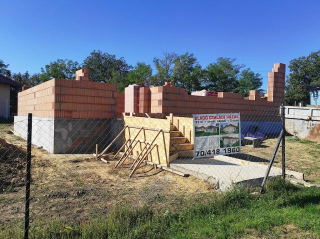 Eladó családi ház, Vácon, Csősz utcában 97.5 M Ft, 4 szobás