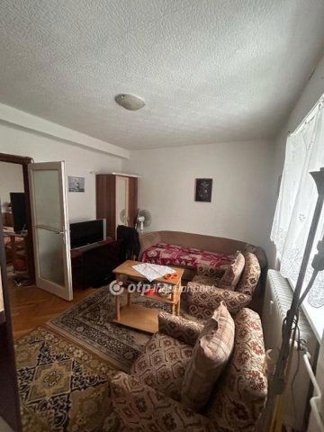 Eladó téglalakás, Dunaújvárosban 40 M Ft, 1+1 szobás