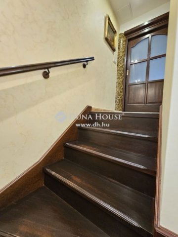 Eladó családi ház, Pócsmegyeren 259 M Ft, 6 szobás