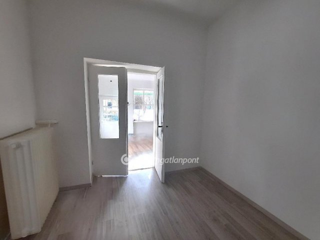 Eladó téglalakás, Kiskunfélegyházán 29.99 M Ft, 2 szobás