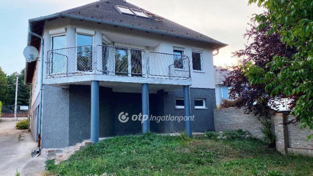 Eladó családi ház, Győrújbaráton 134.9 M Ft, 5+1 szobás